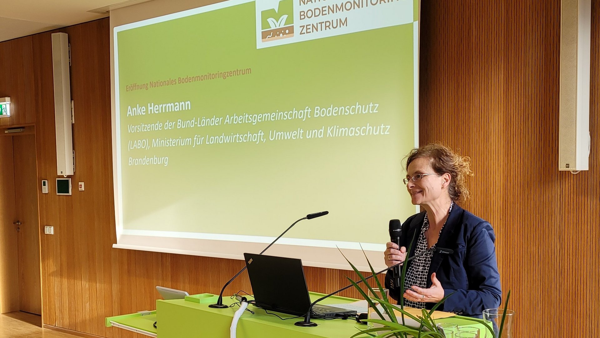 Eine Person hält eine Rede am Rednerpult.