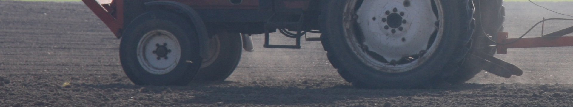 Ein Traktor fährt über einen Acker.