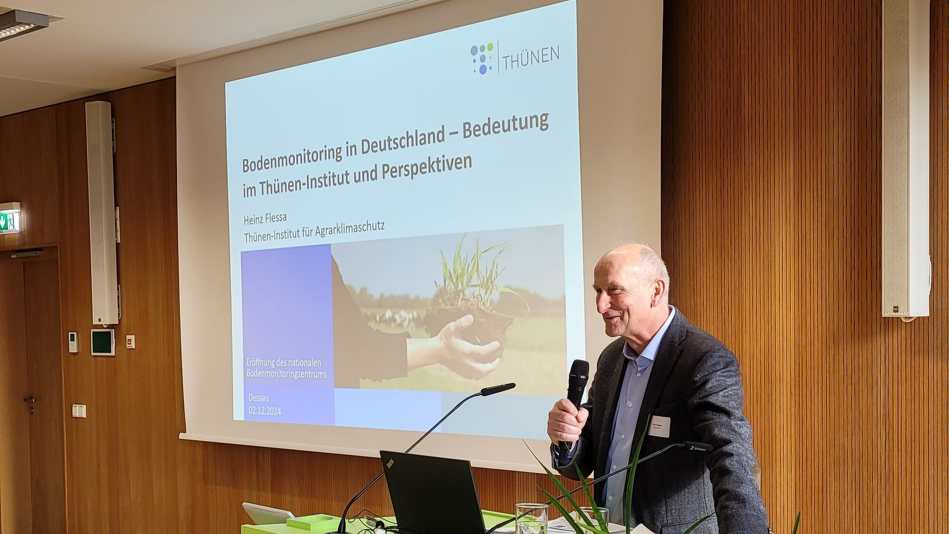 Eine Person hält eine Rede am Rednerpult.